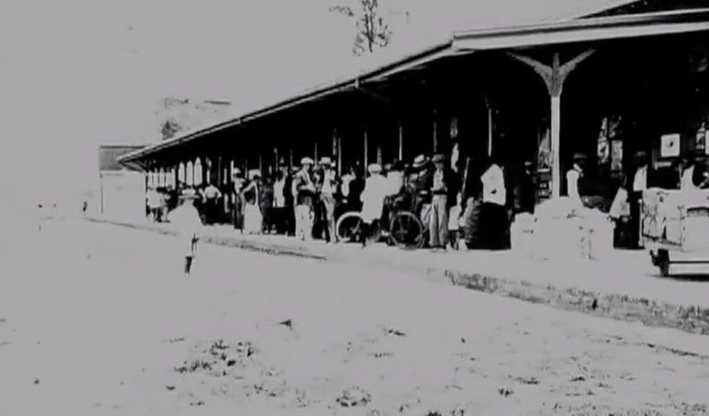 La estación de tren (En tierras nuevas donde el oro abunda, 1922)