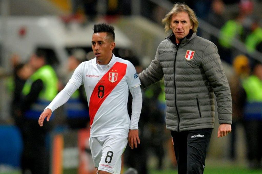Ricardo Gareca en su rol de técnico de la Selección de Peru, detrás de Christian Cueva (AFP).