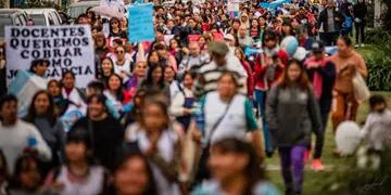 Docentes de todo Salta se movilizan en la capital.