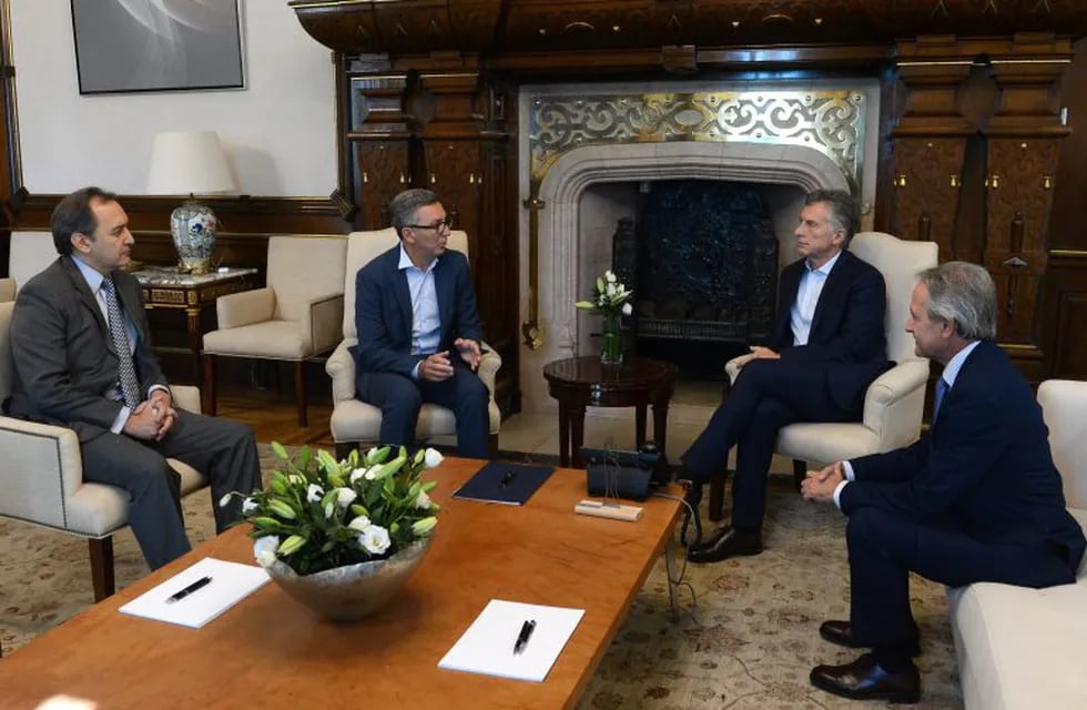 El director de Telecom Argentina, Luis Baruki; el director ejecutivo de la compañía, Carlos Moltini; el presidente de Argentina, Mauricio Macri; y el ministro de Modernización, Andrés Ibarra.