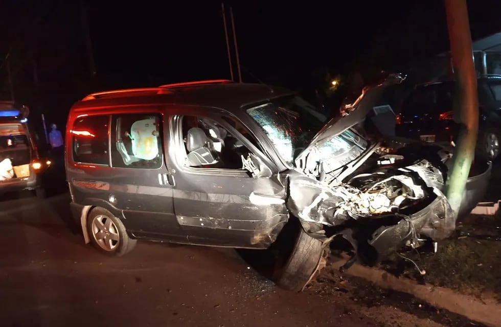 Impresionante accidente este sábado por la noche en Valle Hermoso. (Foto: Bomberos Voluntarios de Valle Hermoso).