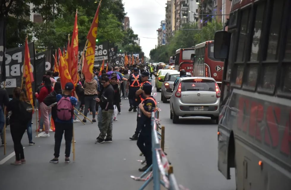 La marcha piquetera en el centro de la ciudad de Córdoba y un particular cartel en contra de Milei.