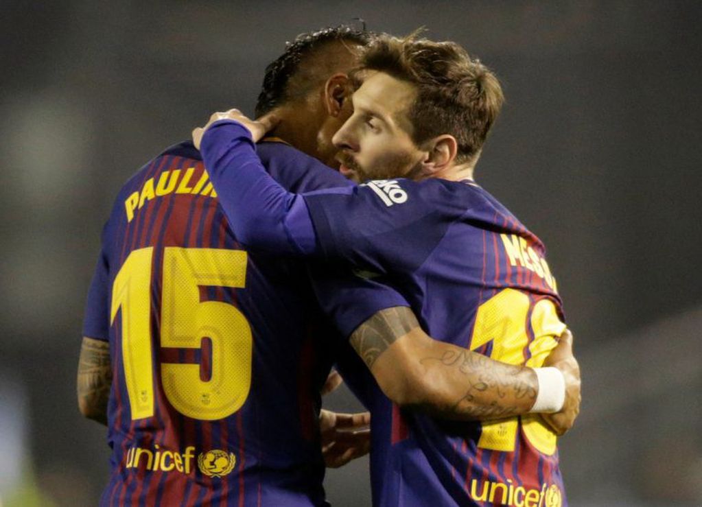 Paulinho celebra su tanto junto a Lionel Messi. REUTERS/Miguel Vidal