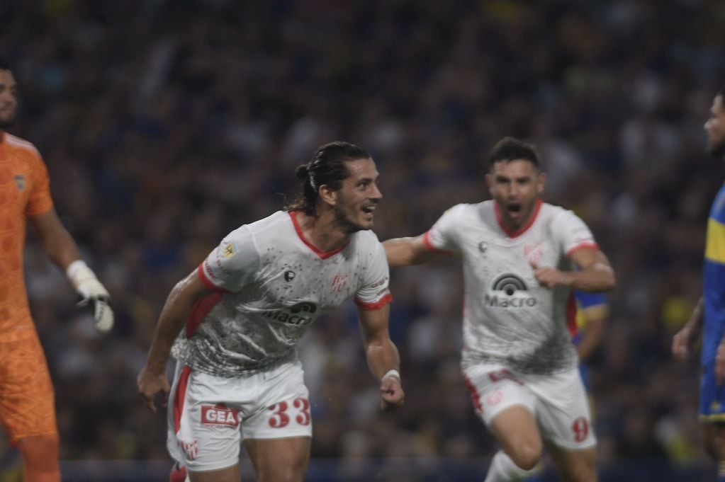 Joaquín Varela sale festejando el gol de Instituto en La Bombonera frente a Boca por la Liga Profesional. (Federico López Claro / La Voz)