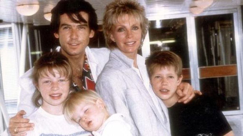 Pierce Brosnan junto a su primera mujer e hijos.