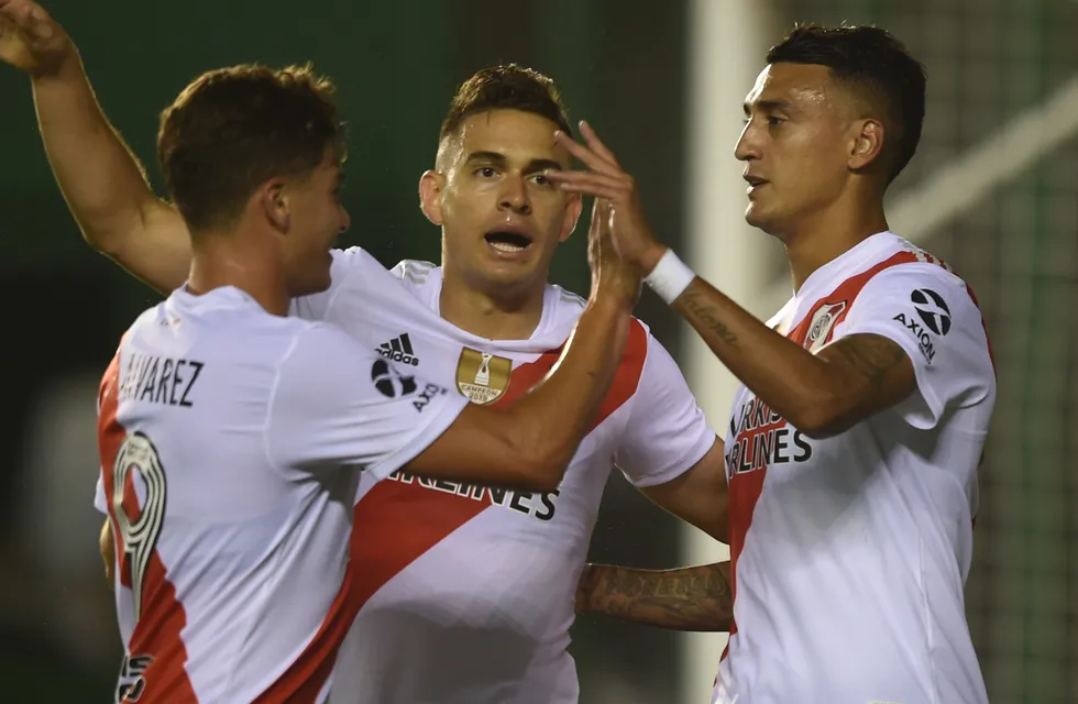 Julián Álvarez, Rafael Santos Borré y Matías Suárez celebran el gol de River ante Depro. (Twitter: @RiverPlate)