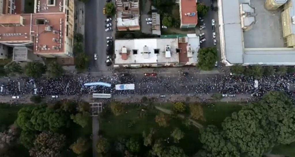 La marcha #Jujy No Se Toca, en la avenida Córdoba, al momento de partir desde el parque San Martín.