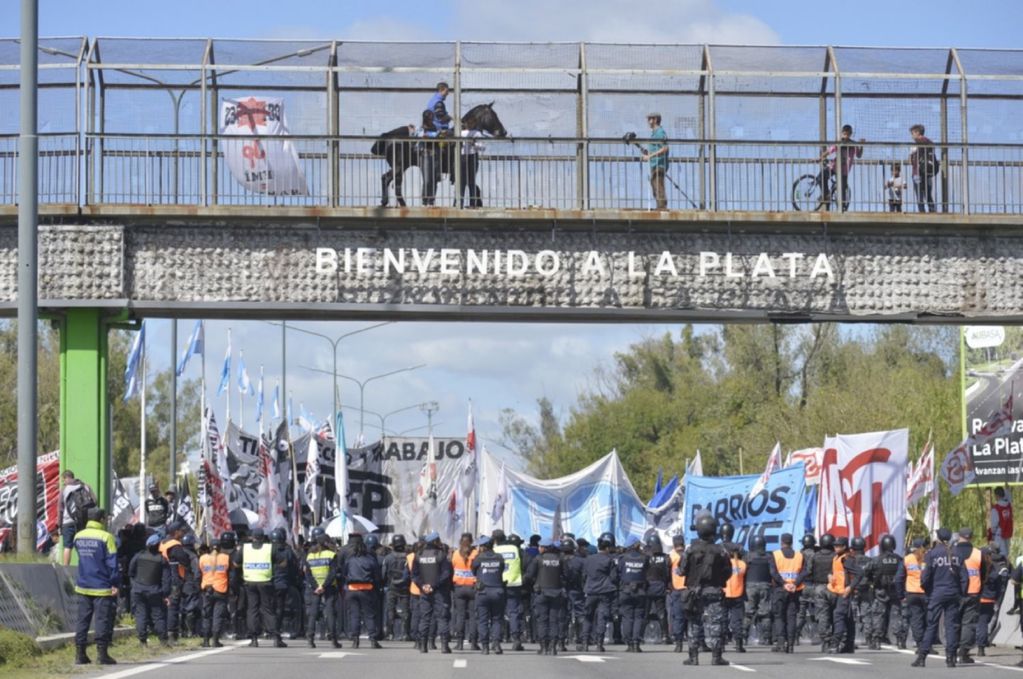 Para llegar al aeropuerto con el medicamento, tuvieron que sortear una manifestación en la autopista Buenos Aires- La Plata.