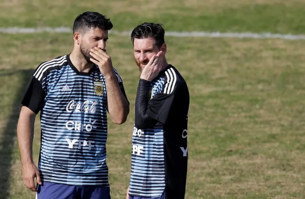 Se filtró un curioso video de Sergio Agüero y Lionel Messi en plena concentración de la Argentina. (Foto: AP Photo/Natacha Pisarenko)