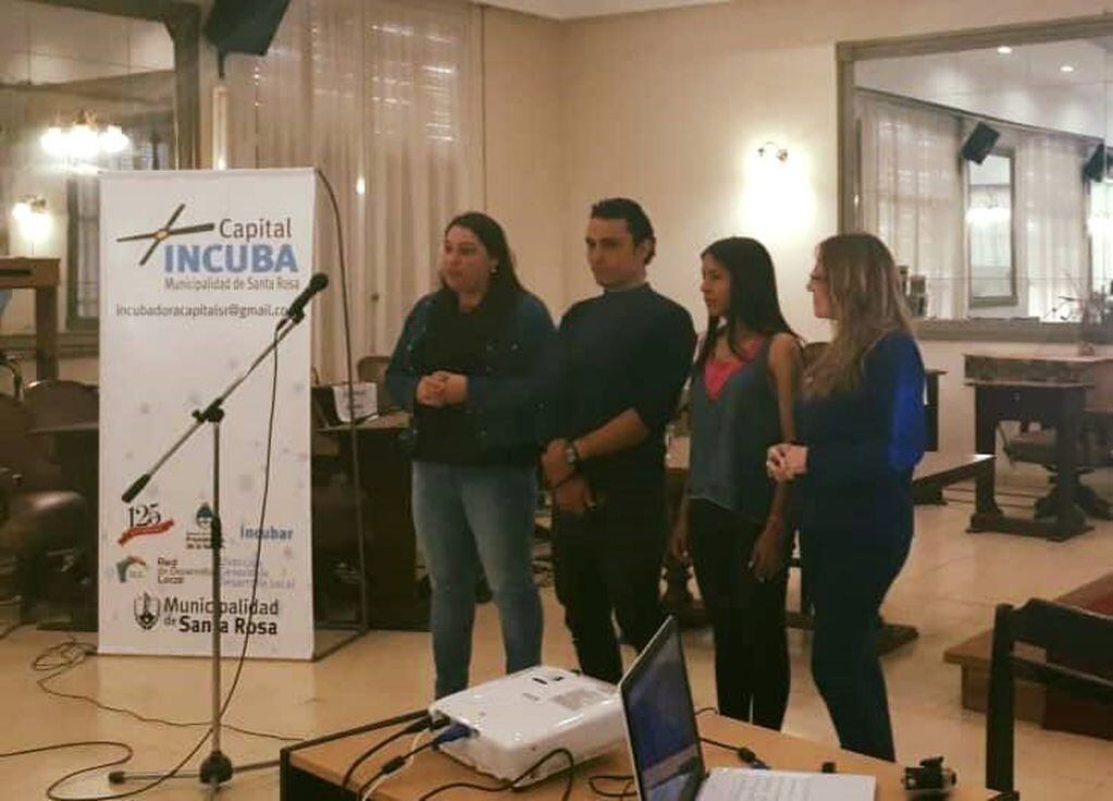 Los capacitadores en la presentación del taller (Municipalidad de Santa Rosa)