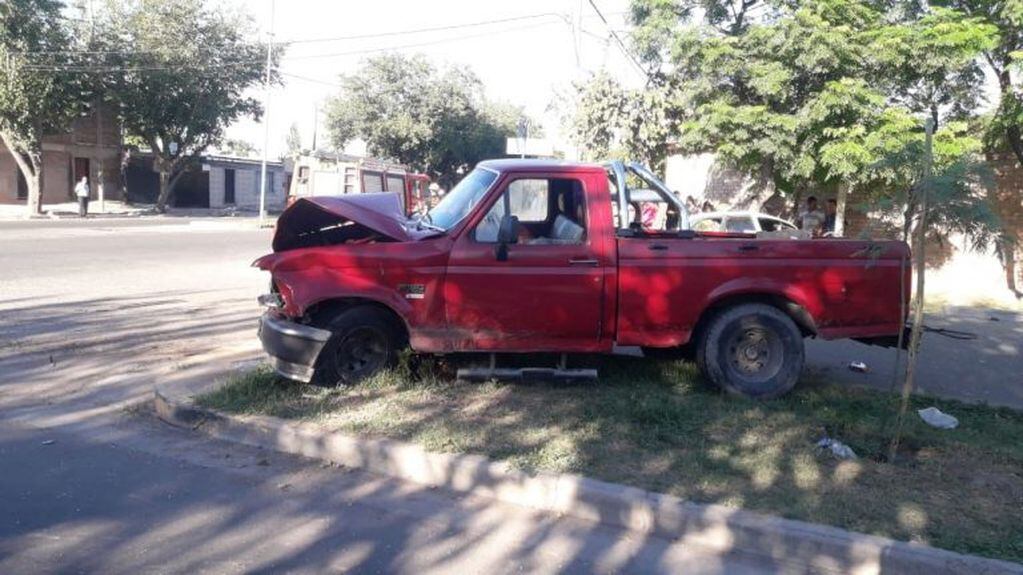 La camioneta Ford F-100 roja terminó sobre el voulevard de calle Pedro Molina.