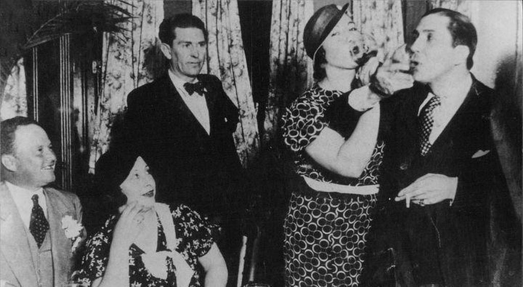 Carlos Gardel brinda con su novia Isabel del Valle a bordo del Conte Biancamano, antes de partir de Buenos Aires. La foto es de 1933. (Archivo General de la Nación - Inventario 337319)