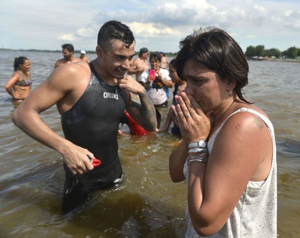 Juan Cruz Burgos luego de nadar más de diez hora junto a su mamá (AGLP).