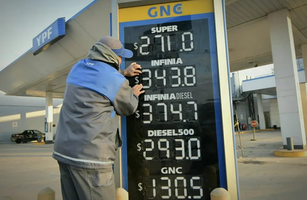 YPF aumentó los precios de los combustibles: así quedaron en Mendoza (Orlando Pelichotti / Los Andes)