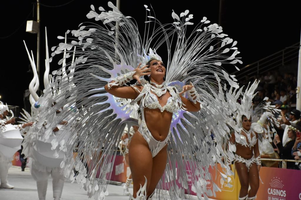 Comparsa Kamarr en la tercera noche del Carnaval del País. La primera comparsa en presentar un show sin plumas.