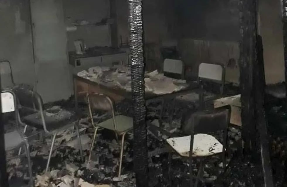 El aula quedó consumida por las llamas y las pérdidas fueron totales. (Albert Biekler)