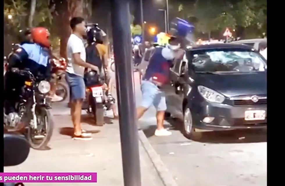 Furioso ataque de motoqueros en el Parque Sarmiento de Córdoba. (Captura video ElDoce.tv)