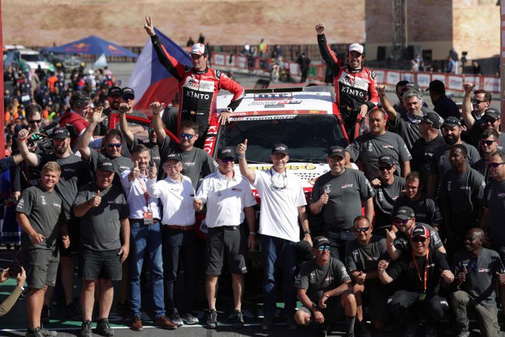 Alonso y Marc Coma, junto al equipo Toyota Gazoo Racing, en el podio del Dakar Arabia Saudita 2020, el pasado 17 de enero.