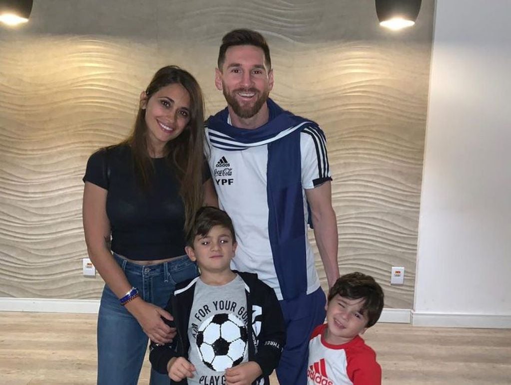 Thiago y Mateo Messi fueron a saludar a su papá. (@leomessi)