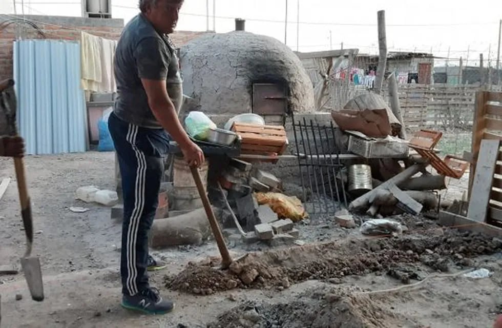 Un docente salteño construyó siete hornos de barro para los sectores más vulnerables (Facebook Merendero Pequeña DINA)