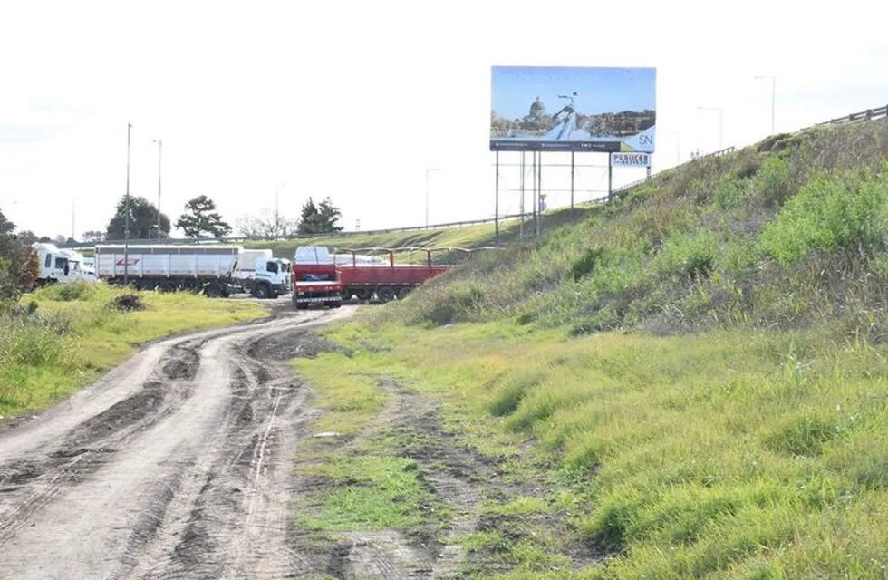 El cuerpo fue encontrado en la vieja EG3 de ruta 188 y autopista entre pastizales.