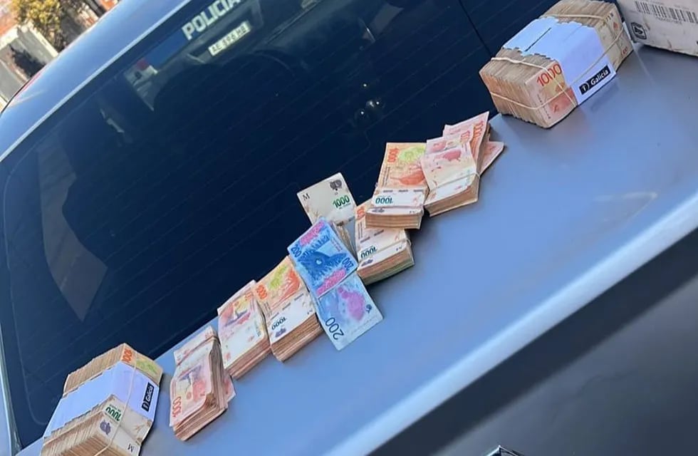 El dinero recuperado por los agentes policiales y que habría sido descartado por dos hombres en moto (Prensa Policía de Córdoba).