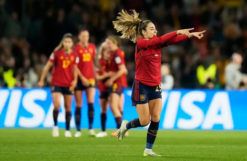 La española Olga Carmona celebra un gol en la final del Mundial femenino de fútbol entre España e Inglaterra en el Estadio Australia en Sydney, Australia, el domingo 20 de agosto de 2023. (AP Foto/Rick Rycroft)
