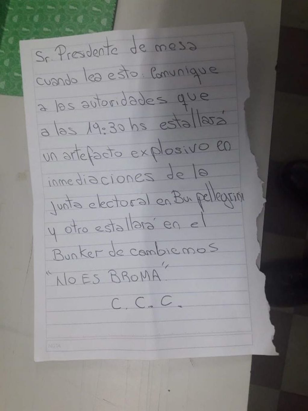 La amenaza de bomba sobre el búnker de Cambiemos y la Junta Electoral fue comunicada a través de un texto manuscrito. (@gmalfaro)