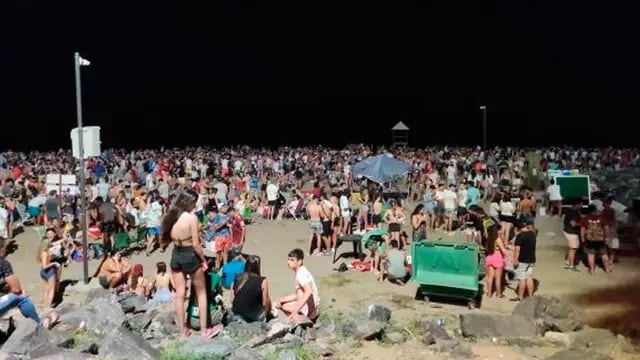 Jóvenes en la playa Central de Miramar de Ansenuza