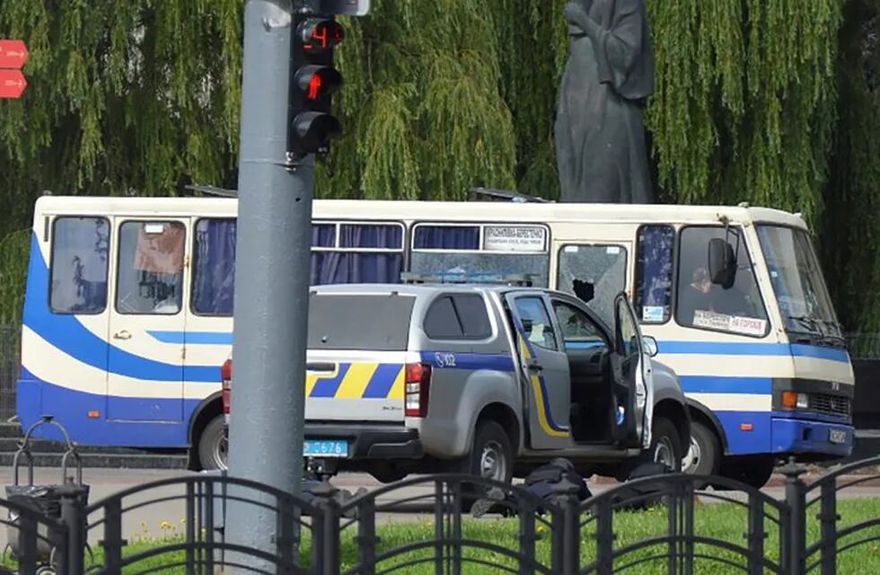 La Policñia rodeó al colectivo secuestrado en Ucrania. (REUTERS/Tetiana Hrishyna)