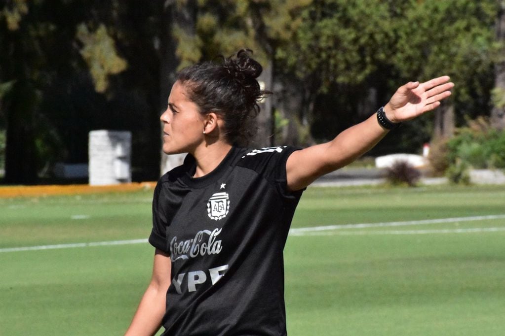 Florencia Quiñonez, entrenadora asistente en la selección sub 17 (AFA)