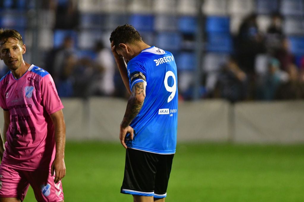 Pablo Vegetti llorando al final del partido que Belgrano perdió con Temperley en Buenos Aires por la Primera Nacional. (Federico López Claro)