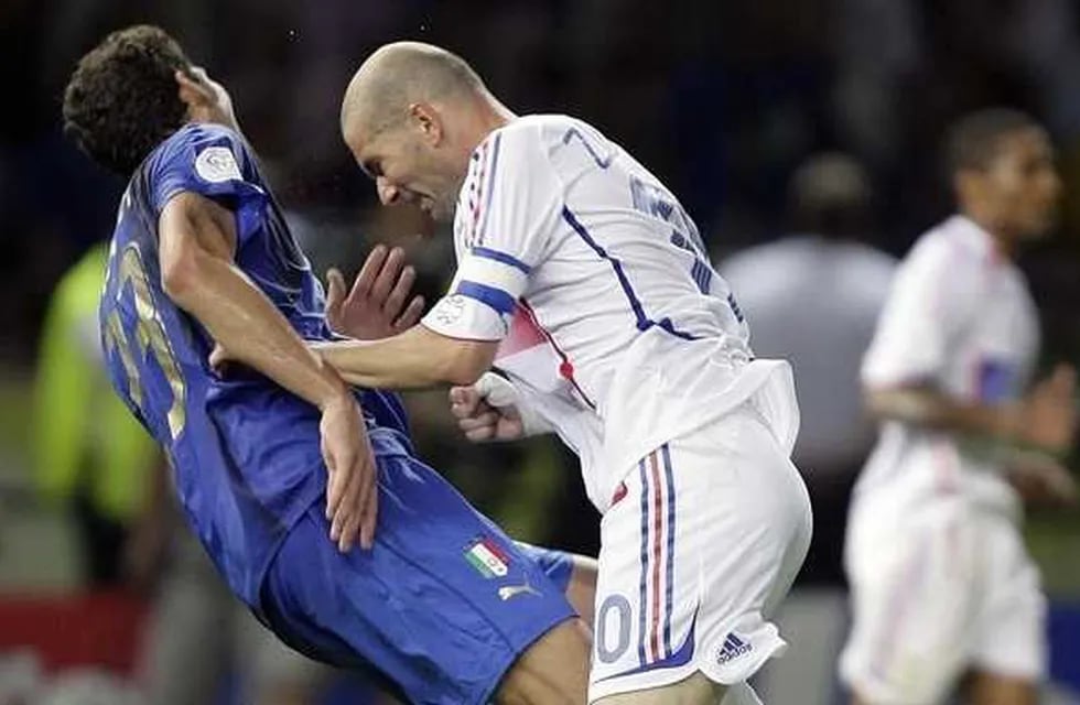 Zidane perdió la cabeza y golpeó a Materazzi. Y a Elizondo no le quedó otra que expulsarlo. Un quiebre en la final que Italia le ganó a Francia.