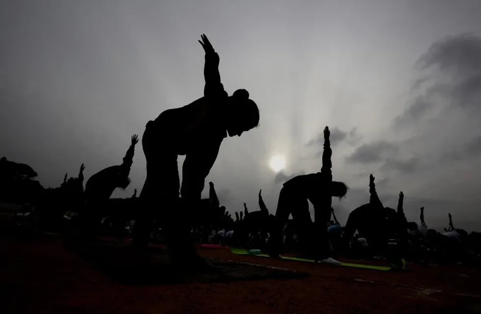 EPA1187. BANGALORE (INDIA), 21/06/2019.- Cadetes asisten a una clase multitudinaria de yoga durante el Día Internacional del Yoga durante el Festival AMbubachi que se celebra en el templo Kamakhya en Guwahati, Assam, India, este viernes. EFE/ Jagadeesh Nv