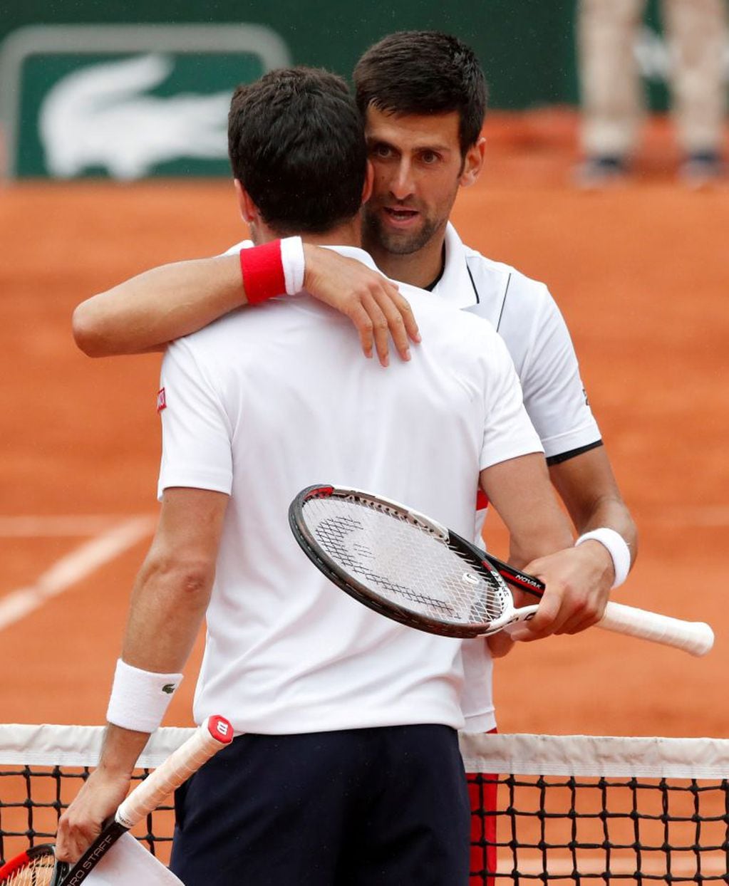 Agut y Djokovic se abrazan en el final