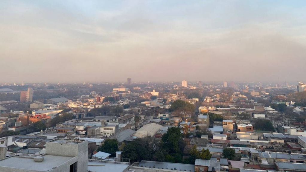 Este viernes, el aire fue irrespirable en Rosario por el humo (@MauroYasprizza)