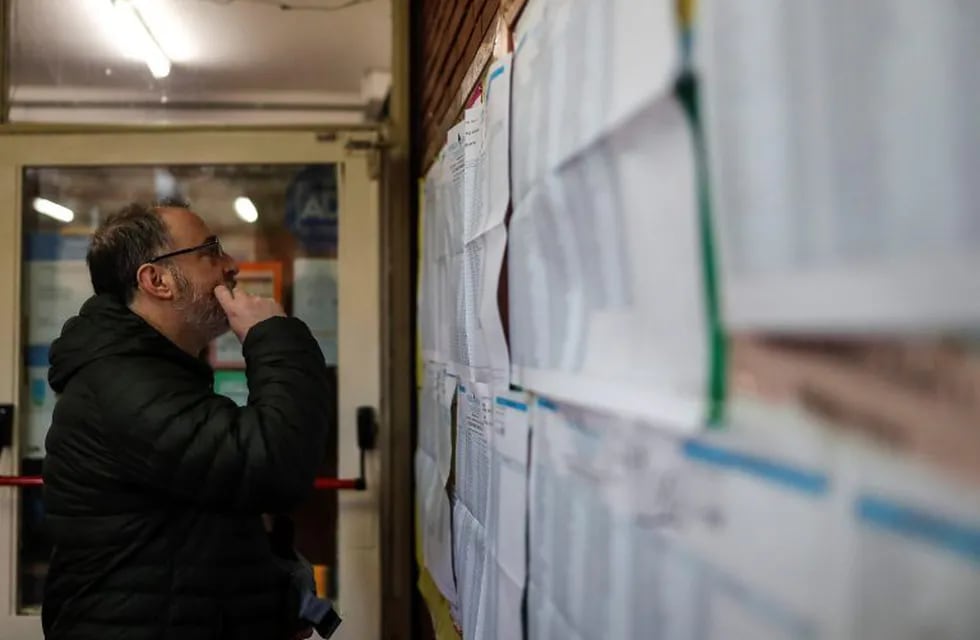Imagen archivo. Un hombre busca donde votar para las elecciones Primarias para Presidente en la en la ciudad de Buenos Aires. Foto: EFE/Juan Ignacio Roncoroni.