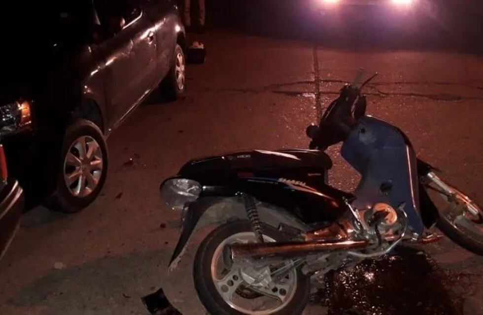 Dos motociclistas heridos tras chocar contra un auto estacionado