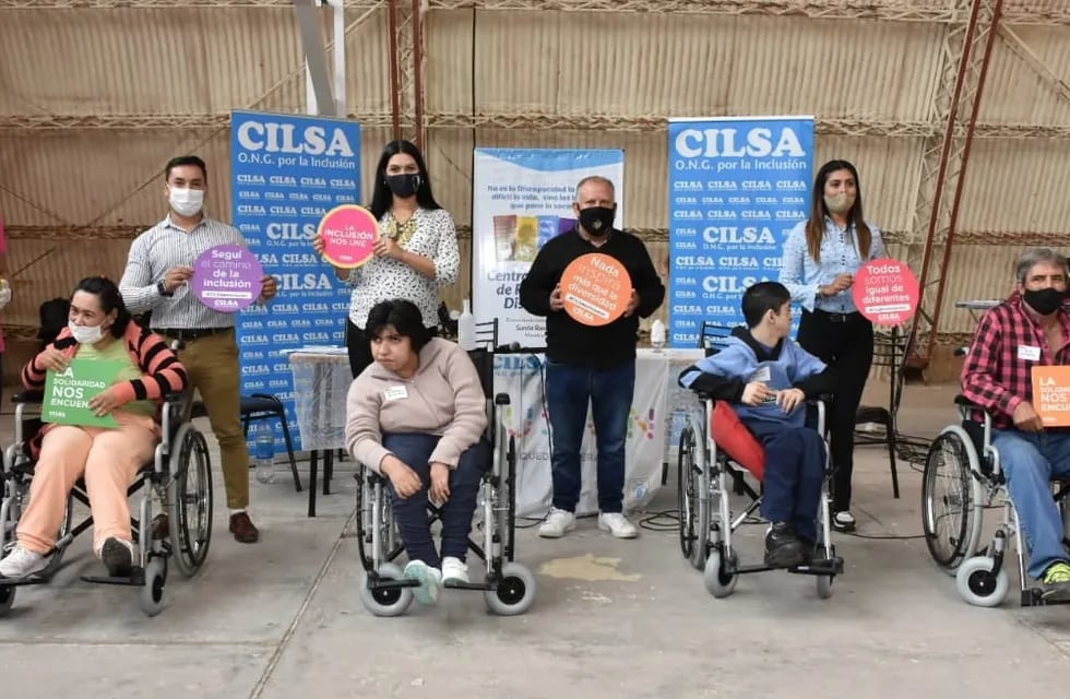 El municipio de Santa Rosa entregó 15 sillas de ruedas.