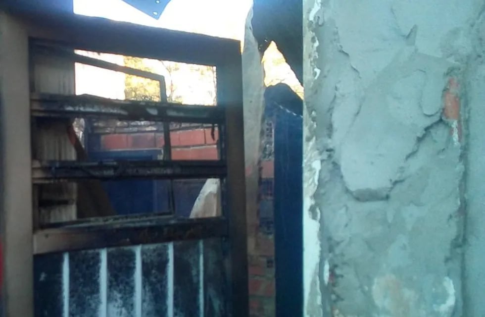 Las viviendas quedaron destrozadas tras la llegada de Bomberos Zapadores. (@joreduperez)