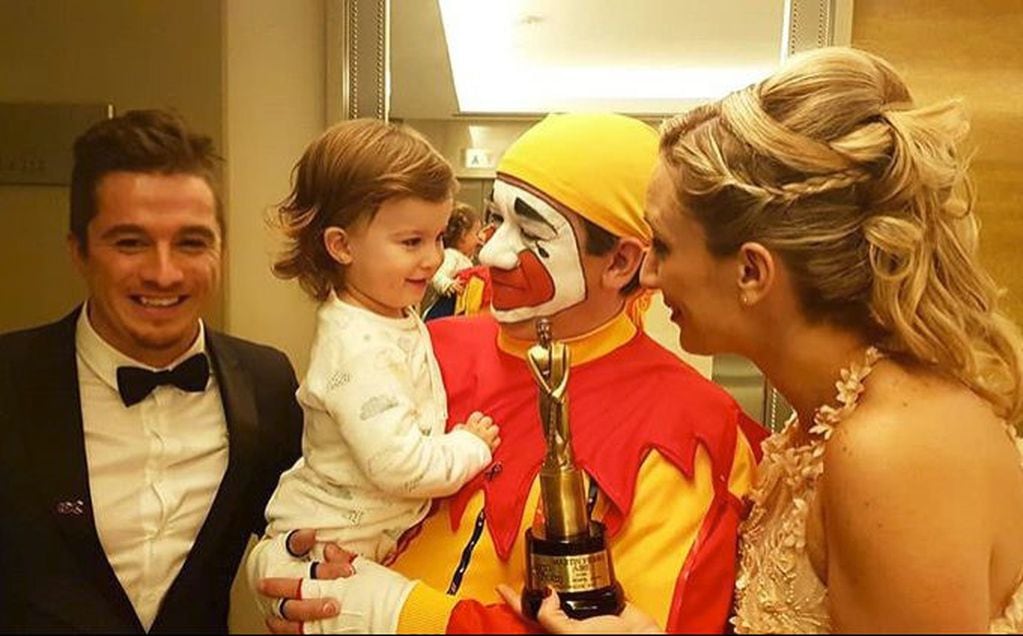 En 2018 el premio de esta terna se la llevó Piñón Fijo y lo festejó con su nieta.