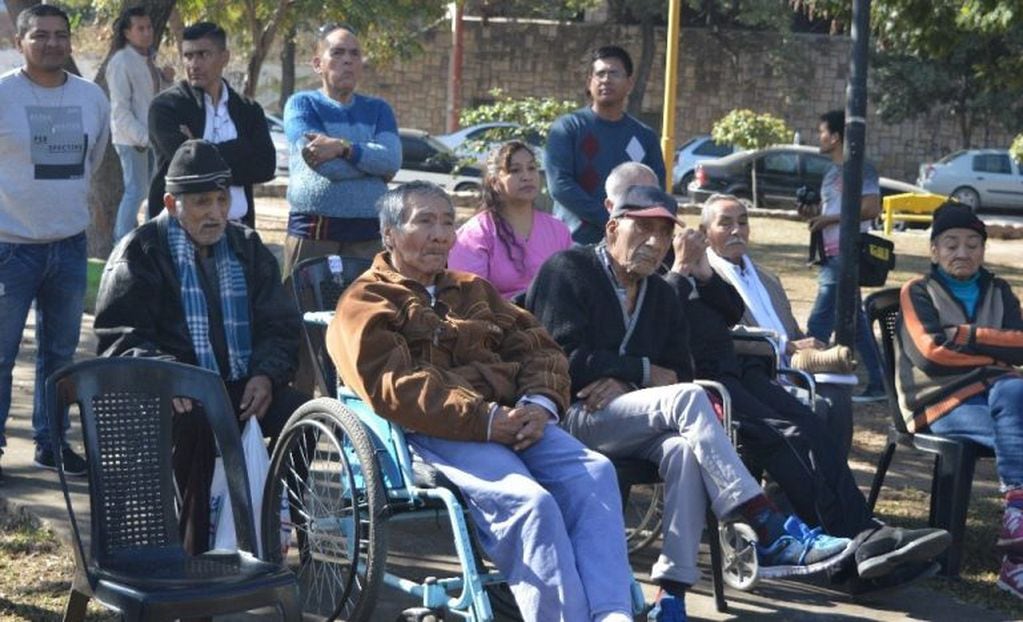 Beneficiarios de instituciones de la tercera edad asistieron al homenaje a Carlos Gardel, en San Pedro de Jujuy.