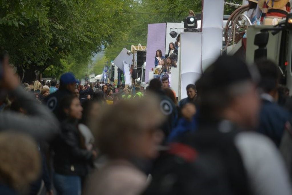 Miles de personas presenciaron el Carrusel de las Reinas por las calles de Mendoza. (Fotos: Prensa Gobierno de Mendoza)