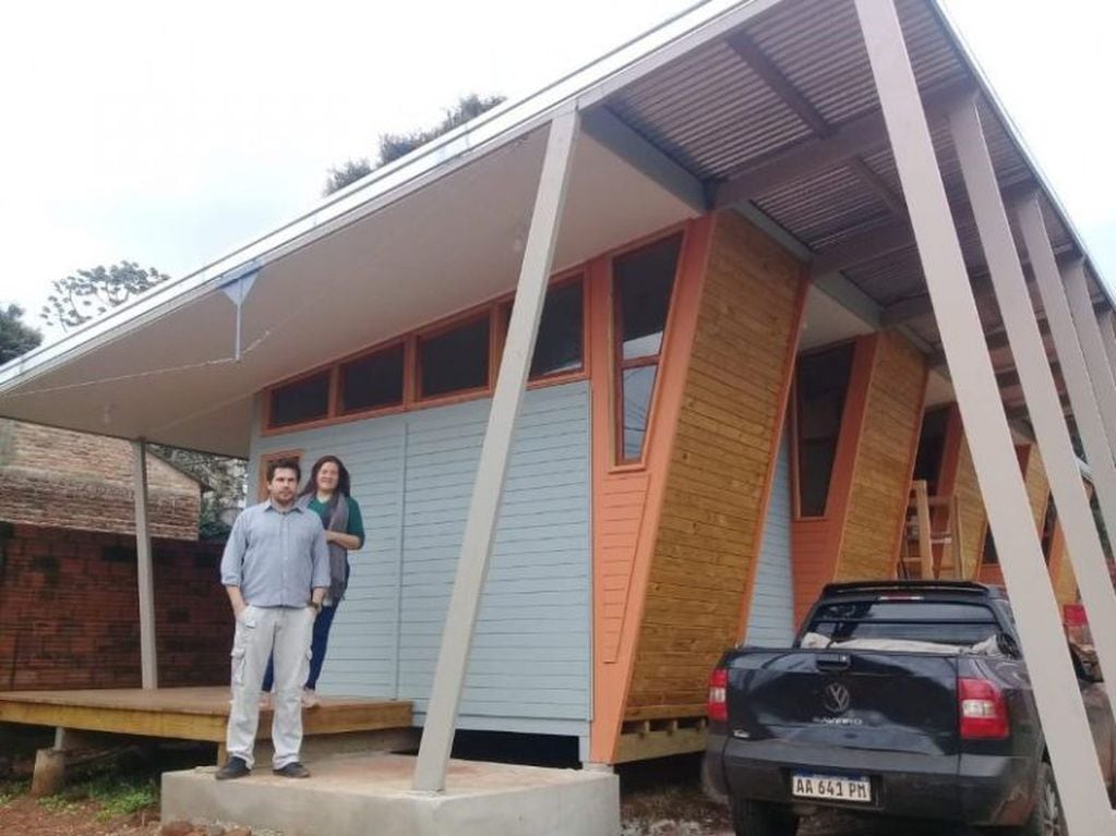Los arquitectos Olivera y Zampa en la cada diseñada a partir de un proyecto ganador de pabellones autosustentables. (MisionesOnline)