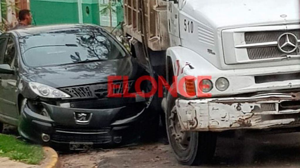 Un camión recolector chocó con un auto estacionado en Paraná. Fotos: El Once