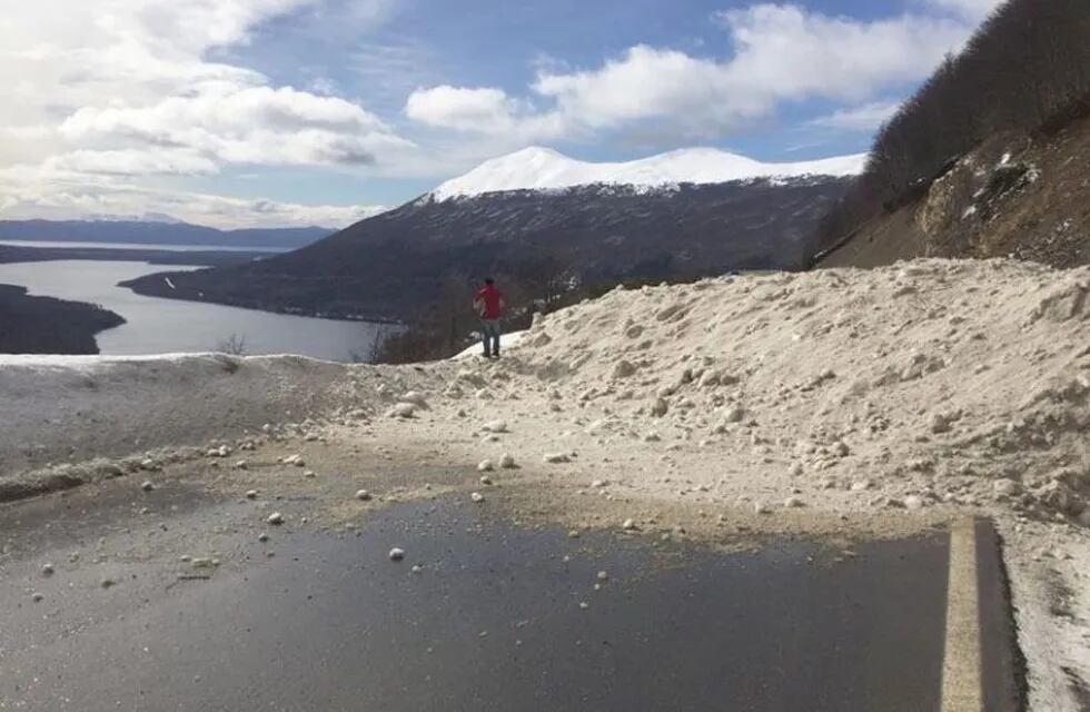 Avalancha de nieve en Paso Garibaldi, Tierra del Fuego.