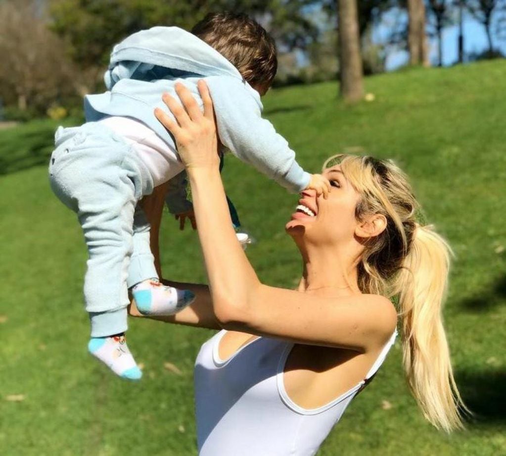 Vicky Xipolitakis y su hijo, pequeño hijo (Instagram/ @victoriaxipolitakisok)