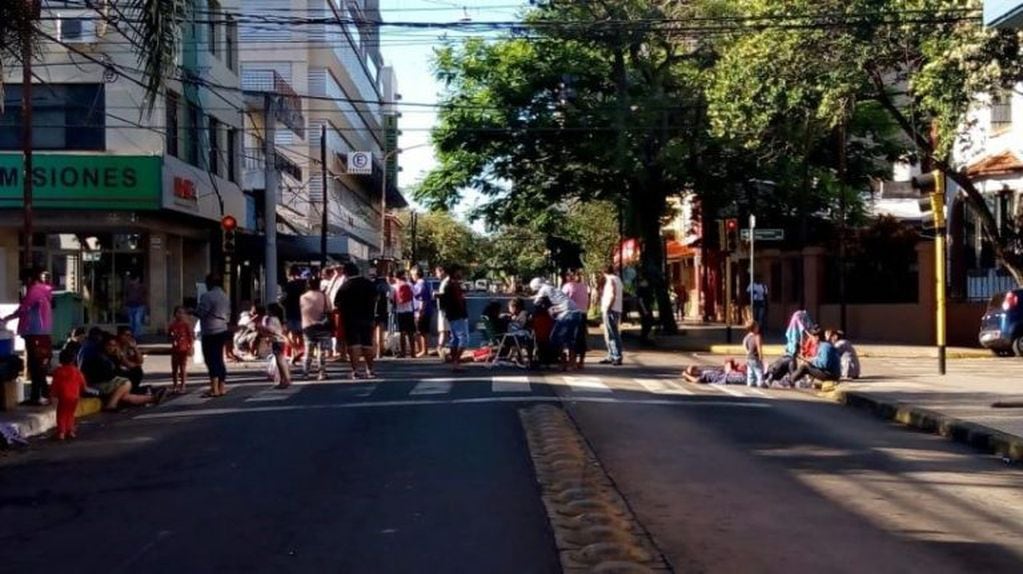 Además decidieron cortar las calles del microcentro ante la falta de respuestas (Foto: Canal 6).