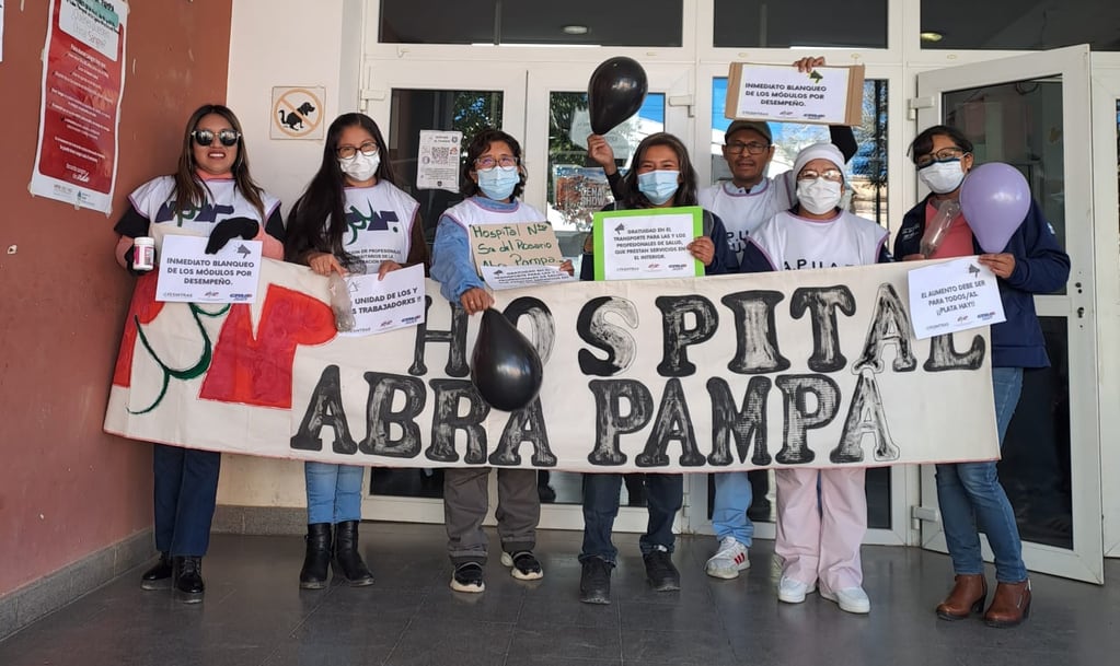En la ciudad puneña de Abra Pampa los profesionales afiliados a Apuap hicieron presente su reclamo.