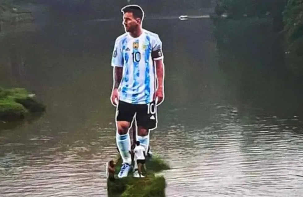 La gigantografía de Lionel Messi en un río de la India.